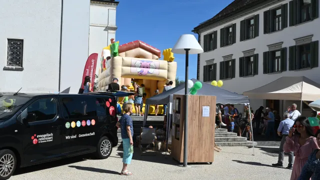 Strassenfest 2023 (Foto: Fredi Weber) Strassenfest 2023 — Stand an der Herisauerstr. 5, mit katholischen Kollegen (Foto: Fredi Weber)